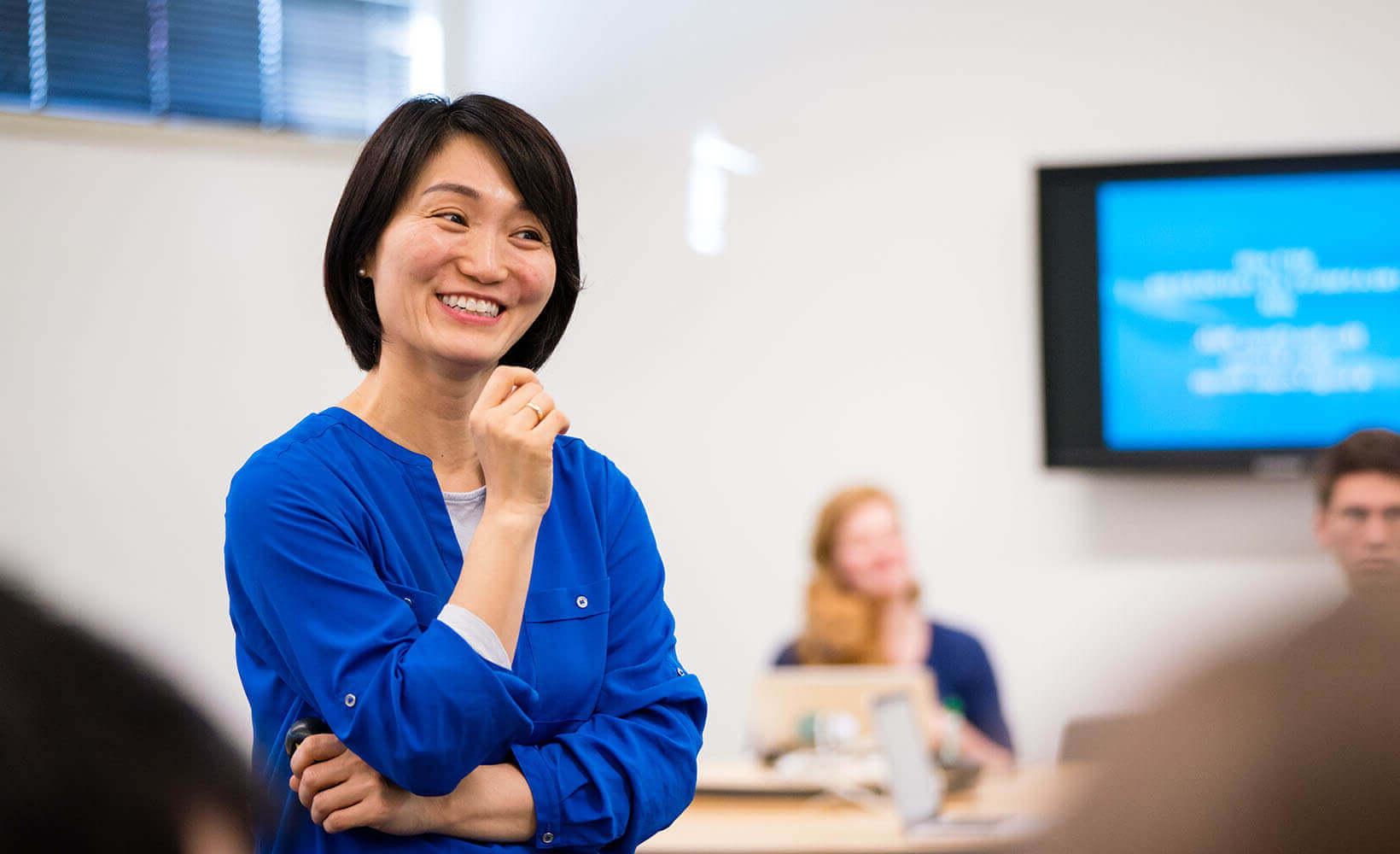 Professor Hee-Sun Cheon teaches class | photo by Chris Yang